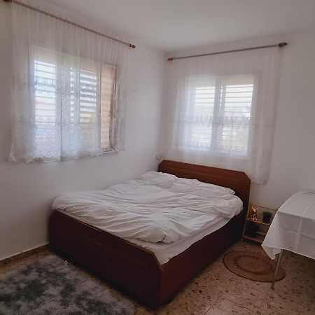 נווה מדבר - אירוח מקומי Lägenhet Arad Exteriör bild