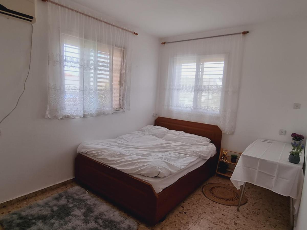 נווה מדבר - אירוח מקומי Lägenhet Arad Exteriör bild